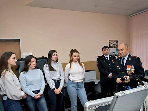 Увеличить. День открытых дверей в лаборатории Ярославской транспортной полиции 2020!