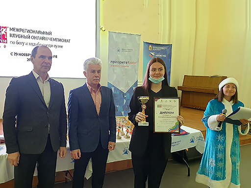 Увеличить. Награждение призеров чемпионата по бегу и ходьбе среди вузов «Distance-2030»